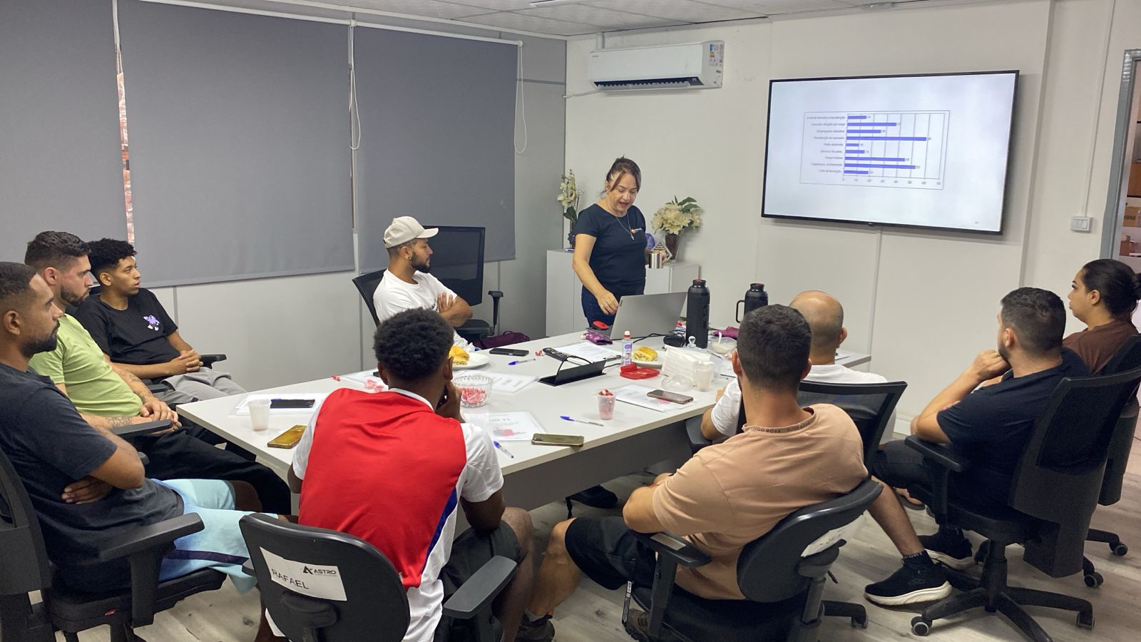 Equipe de Logística participa de treinamento de empilhadeira