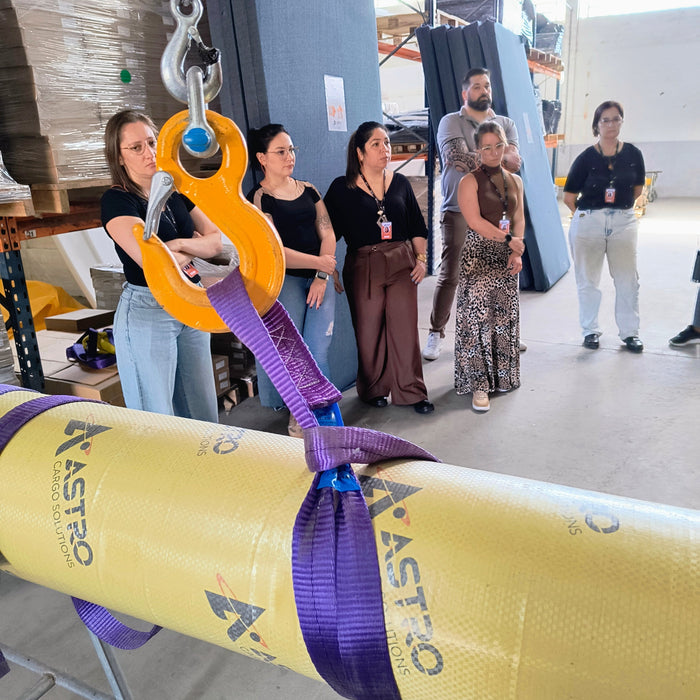 Equipe de vendas participa de treinamento técnico sobre amarração, elevação e segregação de cargas