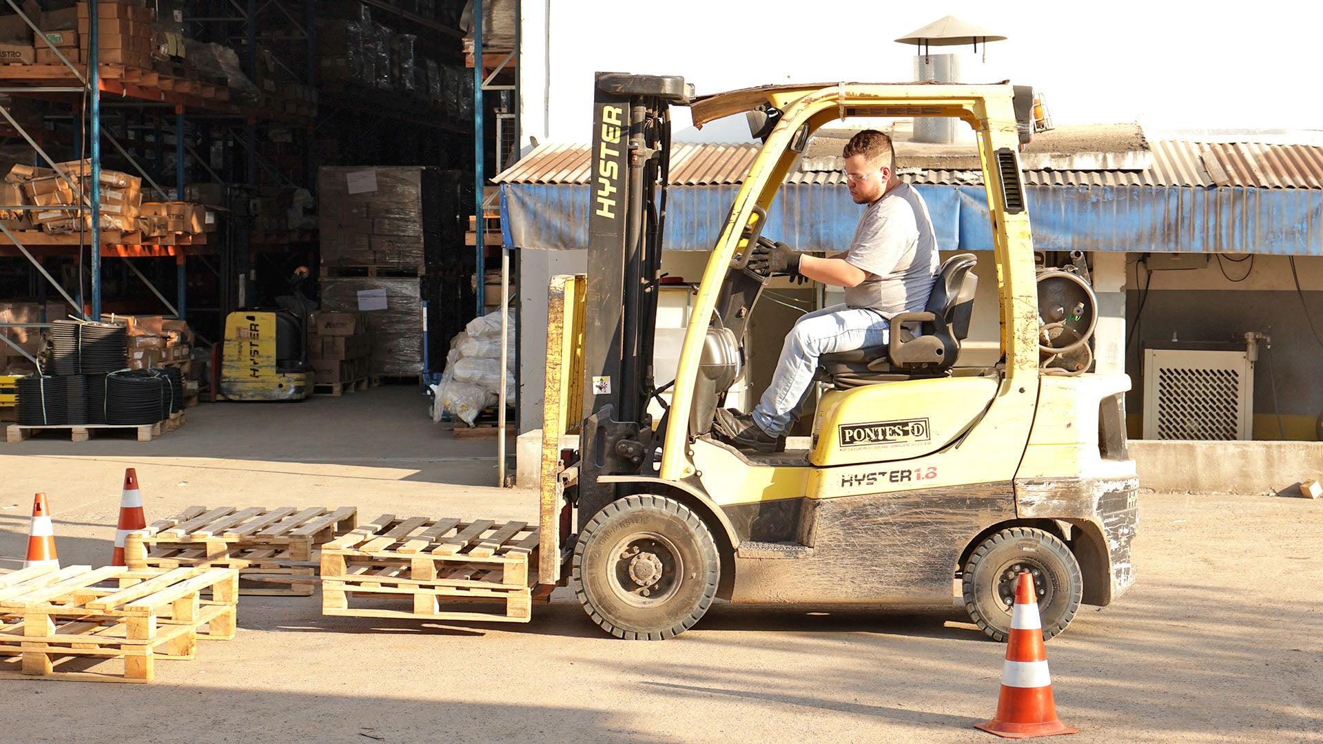 Funcionários Concluem Treinamento NR-11: Segurança Redobrada no Manuseio de Empilhadeiras e Cintas de Elevação